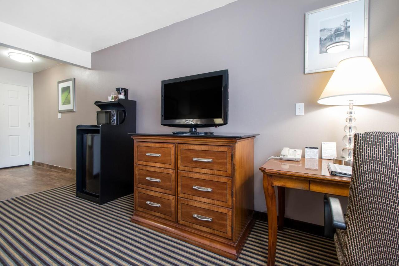 Ramada Bayside Inn & Suites Eureka Exteriör bild