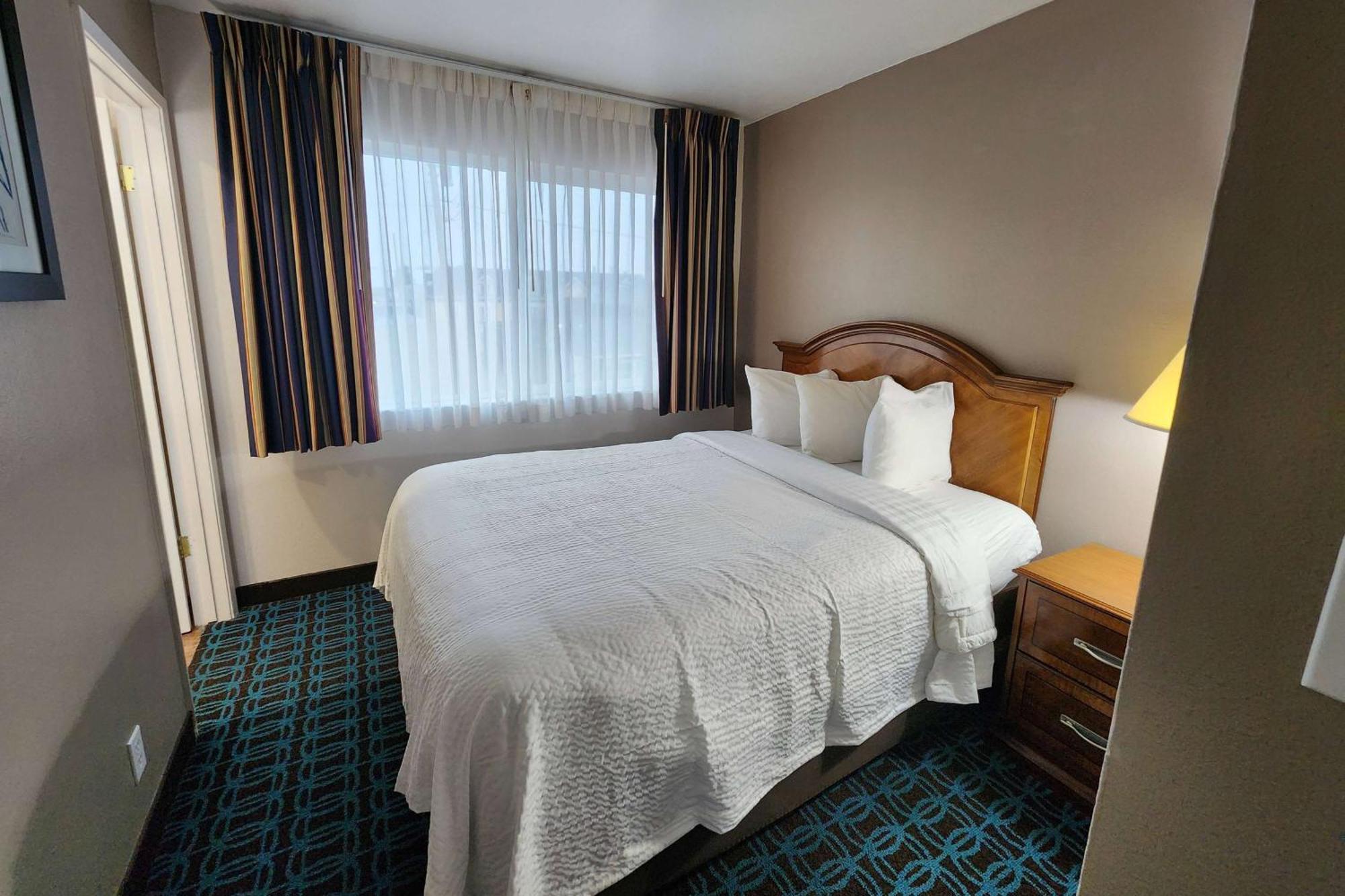 Ramada Bayside Inn & Suites Eureka Exteriör bild